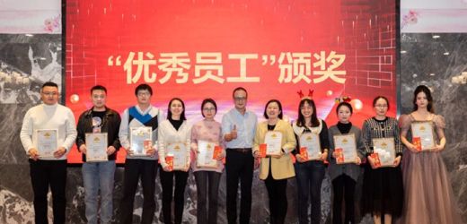 Ảnh chụp trao giải nhân viên xuất sắc